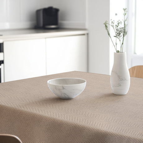 Nagore Beige – Abwaschbare Tischdecke mit klassischem Fischgrätmuster