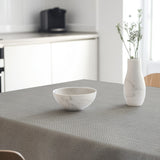 Nagore Gris – Abwaschbare Tischdecke mit klassischem Fischgrätmuster
