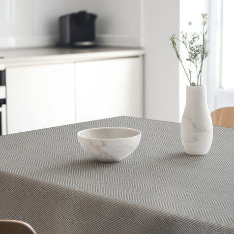 Nagore Gris – Abwaschbare Tischdecke mit klassischem Fischgrätmuster