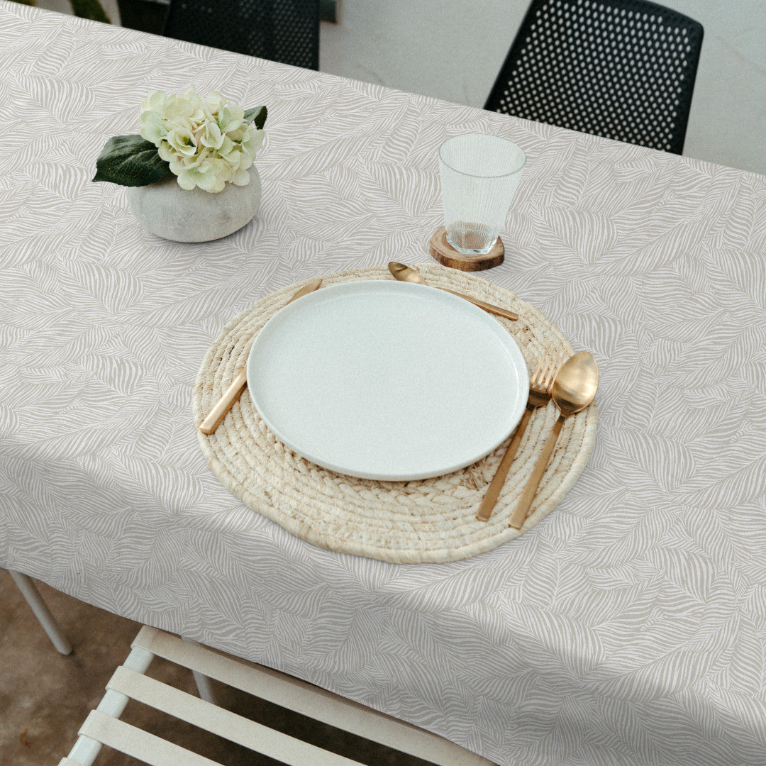 Nanda Beige – Abwaschbare Tischdecke mit sanften Palmblättern, Ambienteaufnahme