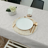 Nanda Beige – Abwaschbare Tischdecke mit sanften Palmblättern, Ambienteaufnahme