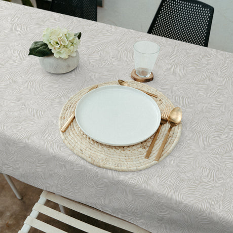 Nanda Beige – Abwaschbare Tischdecke mit sanften Palmblättern, Ambienteaufnahme