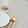 Nanda Beige – Abwaschbare Tischdecke mit sanften Palmblättern, Nahaufnahme