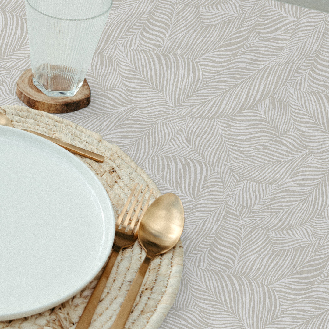 Nanda Beige – Abwaschbare Tischdecke mit sanften Palmblättern, Nahaufnahme