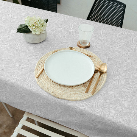 Nanda Grau – Abwaschbare Tischdecke mit weichen Palmblättern, Ambienteaufnahme