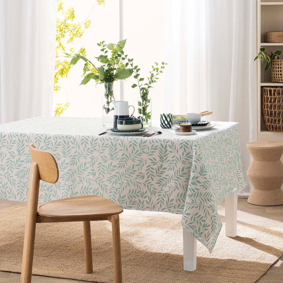 Naya Sauge – Stofftischdecke in Leinenoptik mit feinem Blattmuster – 140 x 240 cm, Ambiente