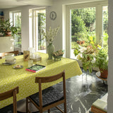 Niwa Bitter Lemon - Lola Wachstuch Tischdecke mit kleinen Blumen, Ambiente