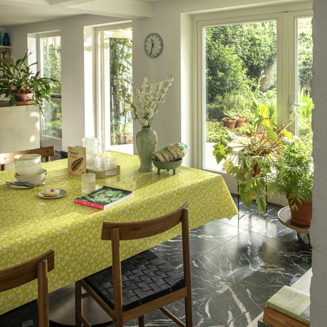 Niwa Bitter Lemon - Lola Wachstuch Tischdecke mit kleinen Blumen, Ambiente