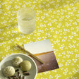 Niwa Bitter Lemon - Lola Wachstuch Tischdecke mit kleinen Blumen, Nahaufnahme