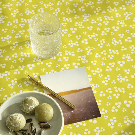 Niwa Bitter Lemon - Lola Wachstuch Tischdecke mit kleinen Blumen, Nahaufnahme