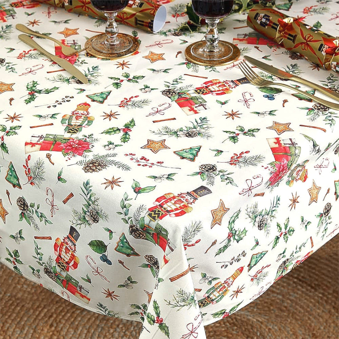 Nussknacker und Geschenke – abwaschbare Weihnachtstischdecke mit klassischen Motiven, Ecke