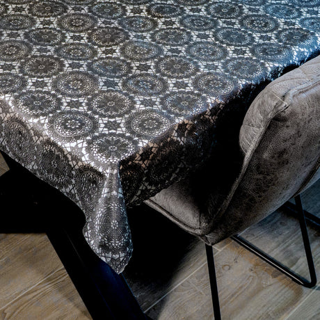 Noir Chantilly – Schwarze Wachstuch Tischdecke in Spitzenoptik mit grafischem Rosettenmuster, Ecke