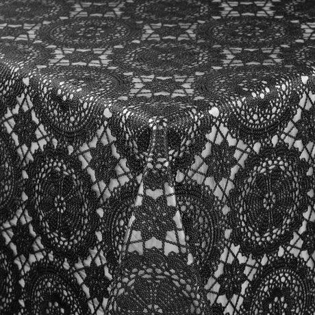 Noir Chantilly – Schwarze Wachstuch Tischdecke in Spitzenoptik mit grafischem Rosettenmuster