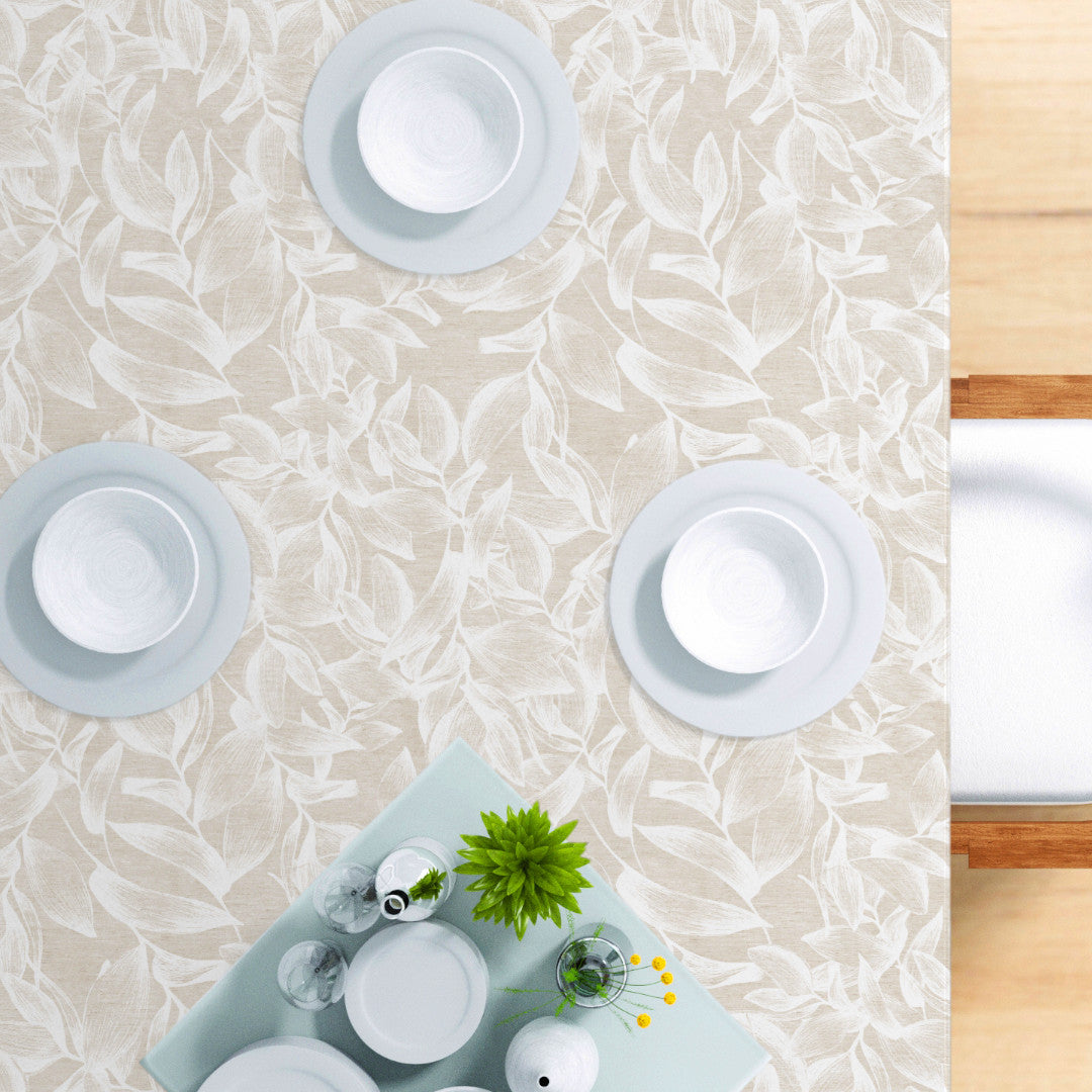 Nordfavn Cloe – Abwaschbare Tischdecke mit botanischem Muster in naturweißen Nuancen, Tisch