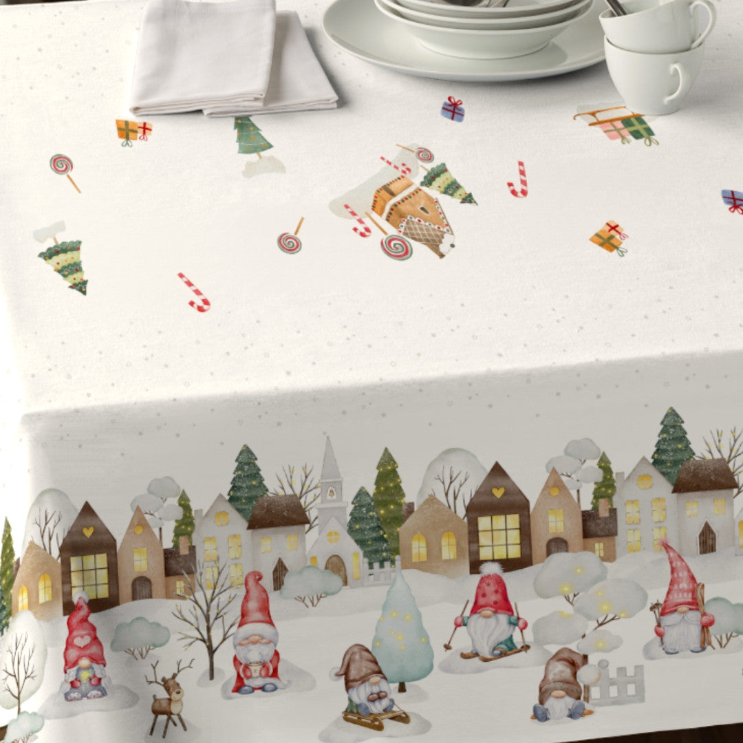 Nordfavn Elf – abwaschbare Weihnachtstischdecke mit Winterdorf und Wichteln, Muster, Nahaufnahme