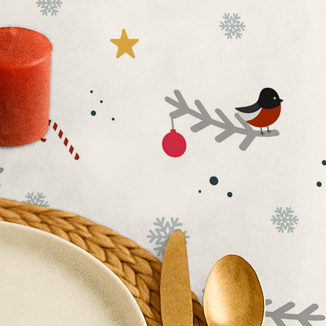 Nordfavn Eve – Abwaschbare Weihnachtstischdecke mit kleinen Vögeln und Zweigen, Nahaufnahme