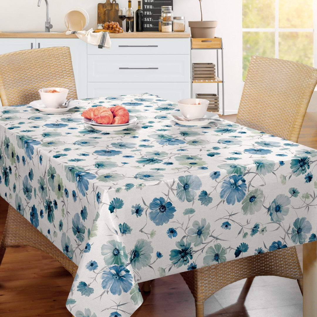 Nordfavn Gerbera Blau – Wachstuch Tischdecke mit Blumenprint in Blautönen, Küchenambiente