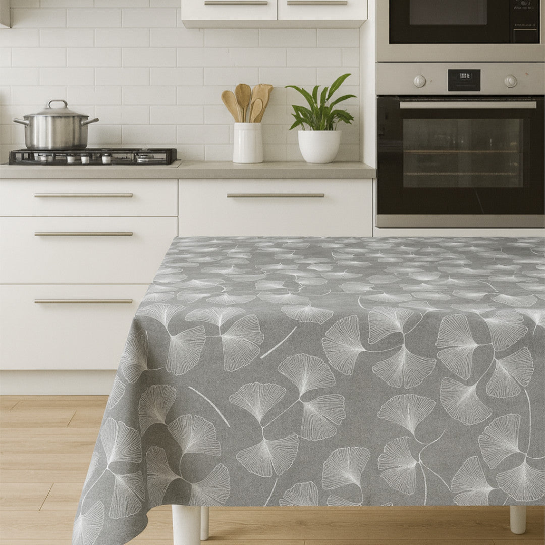 Nordfavn Ginko Grau – Abwaschbare Tischdecke mit stilisierten Blättern, Ambienteaufnahme