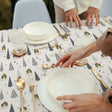 Nordfavn Pine – abwaschbare Weihnachtstischdecke mit Weihnachtsbäumen und Schlitten, Tischdekoration