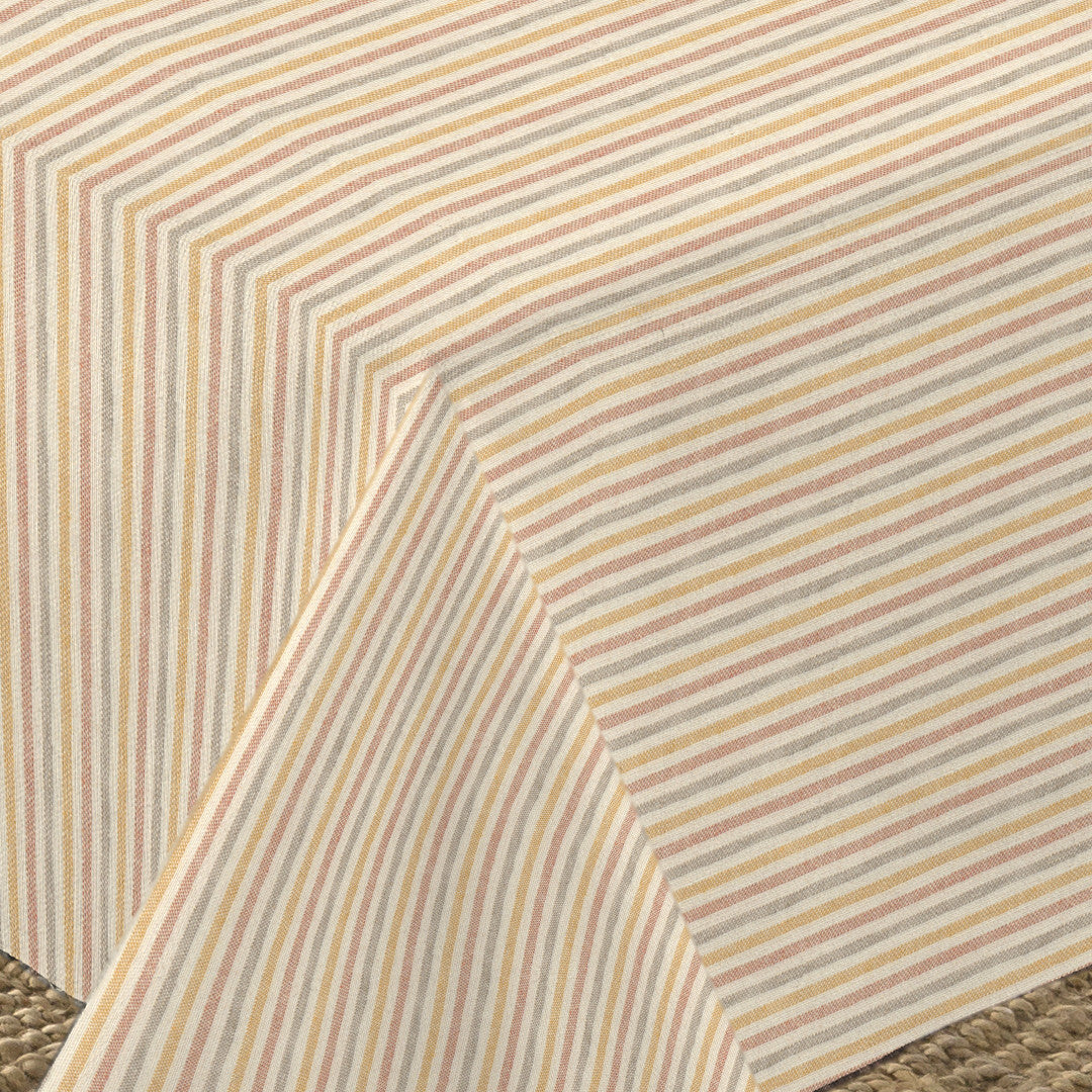 Nordfavn Pitiusa Sonnengelb und Terracotta – abwaschbare Tischdecke mit feinen Querstreifen, Ecke