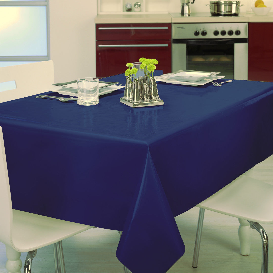 Nordfavn Uni Sailor Blau - Einfarbige halbglänzende Wachstuch Tischdecke, Ambienteaufnahme