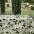 Olive Grove – Wachstuch Tischdecke mit klassischem mediterranem Flair, Ambienteaufnahme