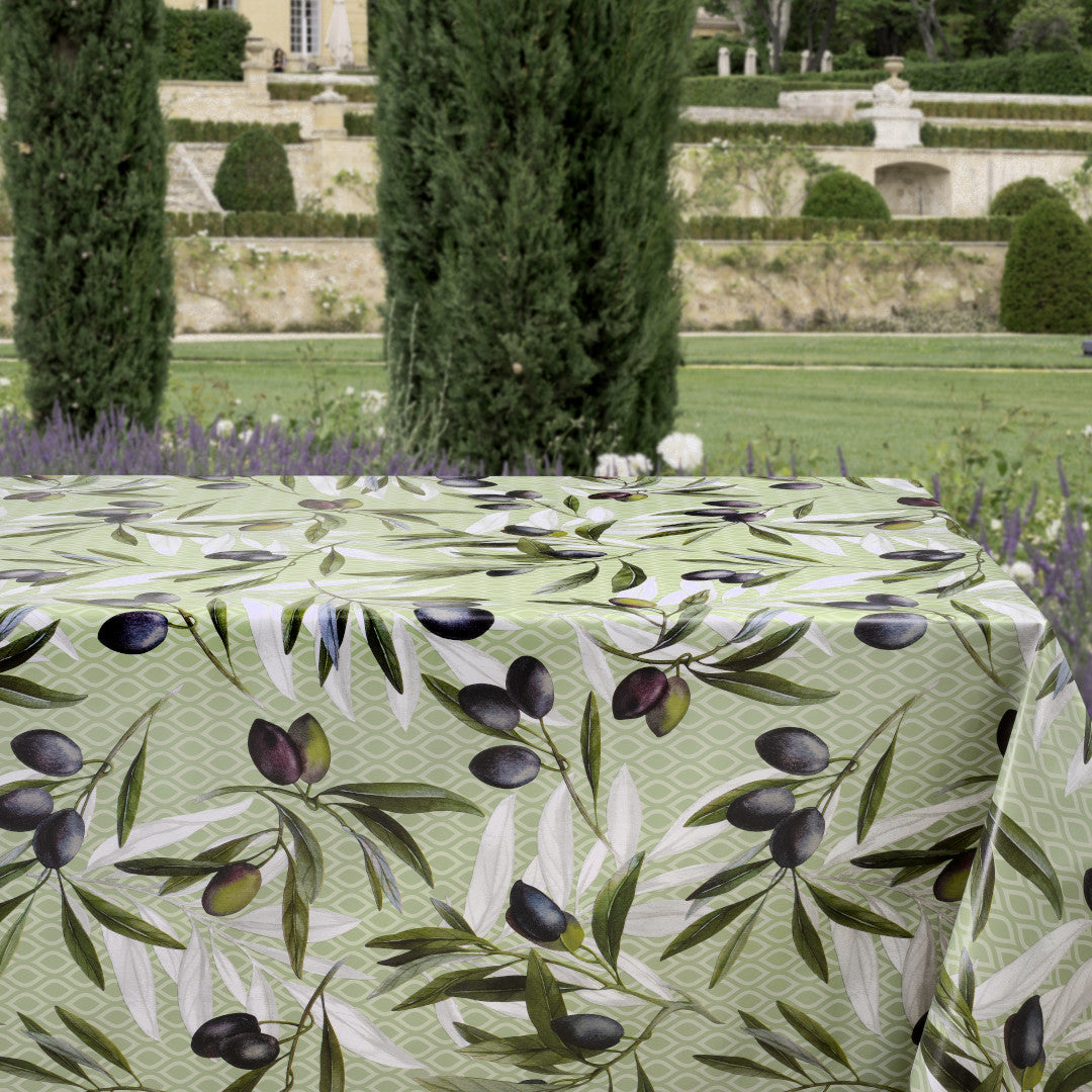 Olive Grove – Wachstuch Tischdecke mit klassischem mediterranem Flair, Ambienteaufnahme