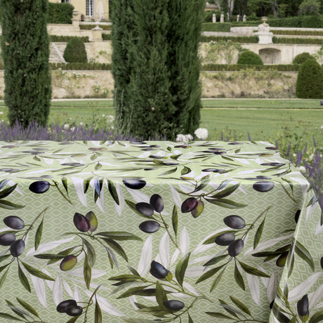 Olive Grove – Wachstuch Tischdecke mit klassischem mediterranem Flair, Ambienteaufnahme