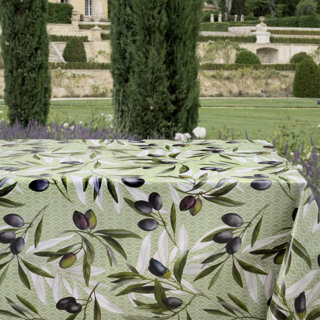 Olive Grove – Wachstuch Tischdecke mit klassischem mediterranem Flair, Ambienteaufnahme