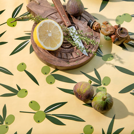 Olive It Jojoba – Captain Cook Wachstuch Tischdecke mit grafischem Olivenmotiv, Nahaufnahme
