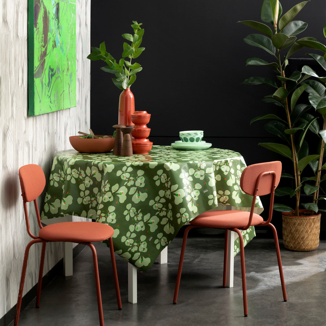 Orkide Dusty Olive – Lola Wachstuch Tischdecke mit Blumenprint, Ambiente