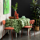 Orkide Dusty Olive – Lola Wachstuch Tischdecke mit Blumenprint, Ambiente