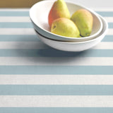 Parallel Linen Blue – abwaschbare Södahl Tischdecke aus 100% Baumwolle mit rutschfester Unterseite, Nahaufnahme