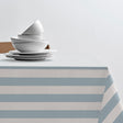 Parallel Linen Blue – abwaschbare Södahl Tischdecke aus 100% Baumwolle mit rutschfester Unterseite