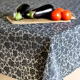 Petite Rose Schwarz – Wachstuch Tischdecke in Spitzenoptik mit kleinen Rosen