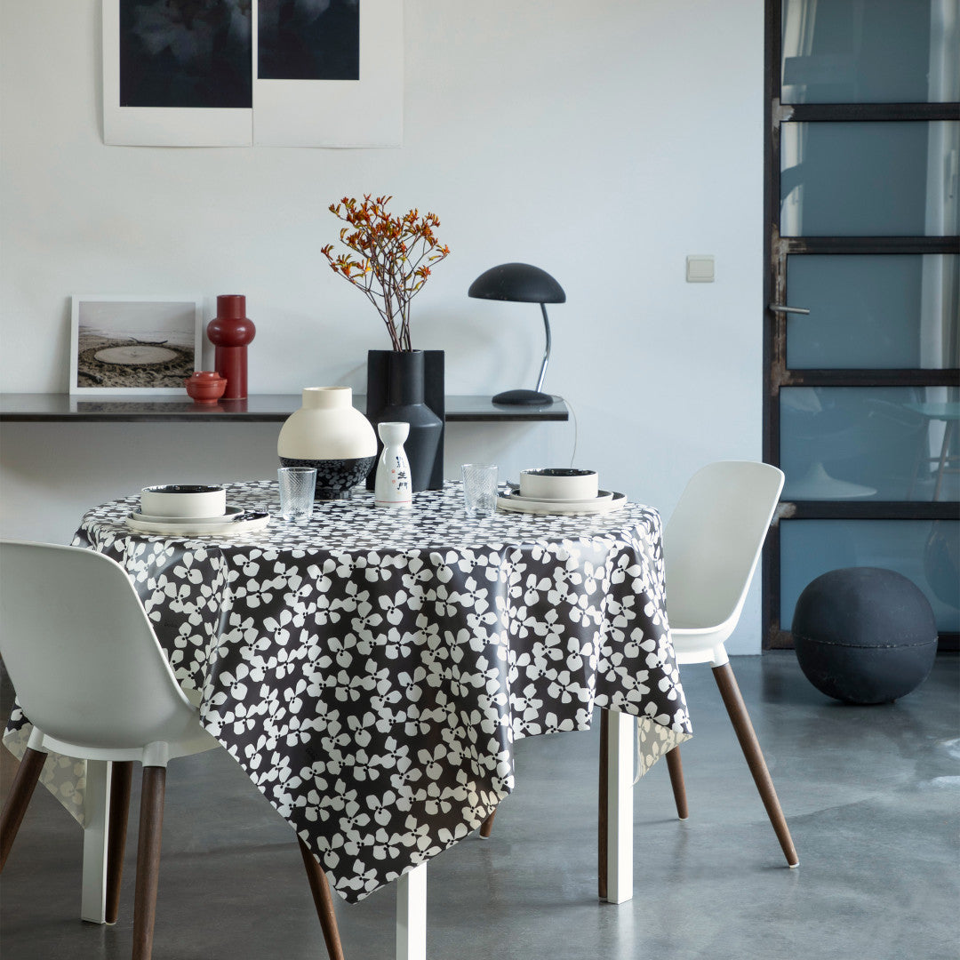Poppy Graphite - Lola Wachstuch Tischdecke mit grafischem Blumendesign, Ambiente