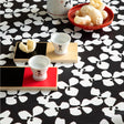Poppy Graphite - Lola Wachstuch Tischdecke mit grafischem Blumendesign, Nahaufnahme