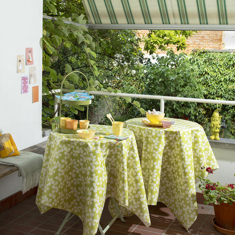 Poppy Spring Moss - Lola Wachstuch Tischdecke mit grafischem Blumendesign, Ambiente