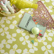 Poppy Spring Moss - Lola Wachstuch Tischdecke mit grafischem Blumendesign, Nahaufnahme