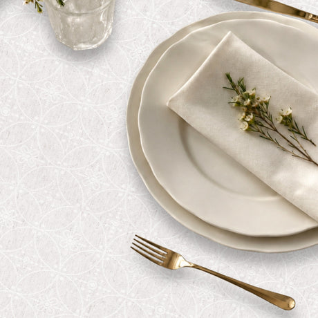Rivera Blanco – jacquardgewebte abwaschbare Tischdecke in Offwhite, 180 cm breit, Nahaufnahme
