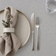 Nordfavn Roa Ceniza Hellgrau – Jacquardgewebte abwaschbare Tischdecke mit melierter Struktur