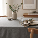 Nordfavn Roa Grafito Anthrazit – Breite jacquardgewebte abwaschbare Tischdecke, 160 cm, Ambiente