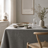 Nordfavn Roa Grafito Anthrazit – Breite jacquardgewebte abwaschbare Tischdecke, 160 cm, Ambiente 1