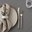 Nordfavn Roa Grafito Anthrazit – jacquardgewebte abwaschbare Tischdecke mit melierter Struktur