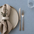 Nordfavn Roa Jeansblau – jacquardgewebte abwaschbare Tischdecke mit melierter Struktur, Nahaufnahme