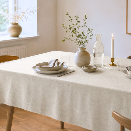 Nordfavn Roa Nieve Creme – jacquardgewebte abwaschbare Tischdecke mit natürlichen dunklen Sprenkeln, Ambiente