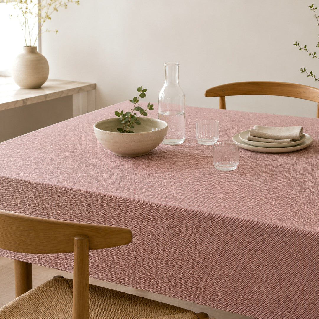 Nordfavn Roa Tinto Altrosa – jacquardgewebte abwaschbare Tischdecke mit melierter Struktur, Ambiente