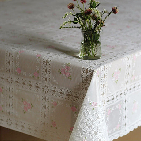 Wachstuch Tischdecke in Spitzenoptik mit Rosen in Quadraten – Weiß/Rosa
