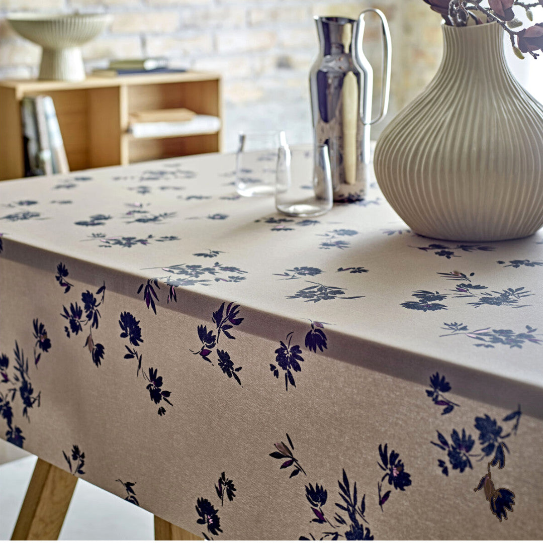 Silhouette Cloud Grey – Södahl abwaschbare Tischdecke aus 100% Baumwolle mit rutschfester Unterseite, Ambienteaufnahme