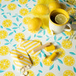 Slice Me Up Limonata – Captain Cook Wachstuch Tischdecke mit grafischem Zitrusprint, Nahaufnahme
